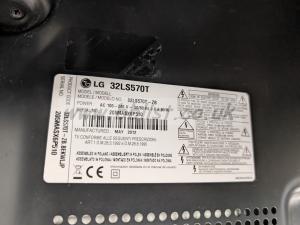 2xLG 32" Monitors in wheeled padded road case-No remote 