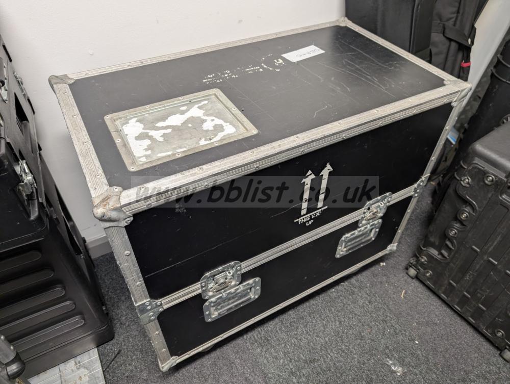 2xLG 32" Monitors in wheeled padded road case-No remote